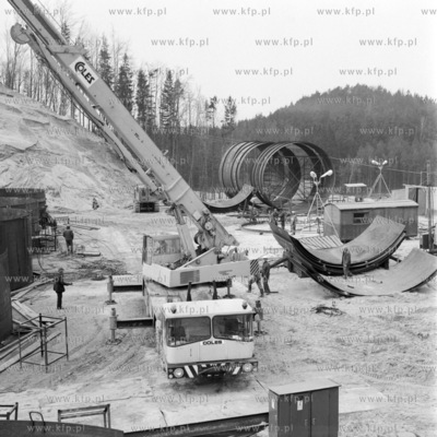 Montaż rurociągów przez pracowników Hydrobudowy...