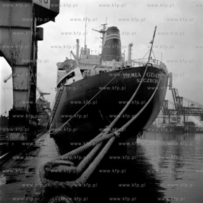 Statek handlowy Ziemia Gdańska stoi przycumowany do...