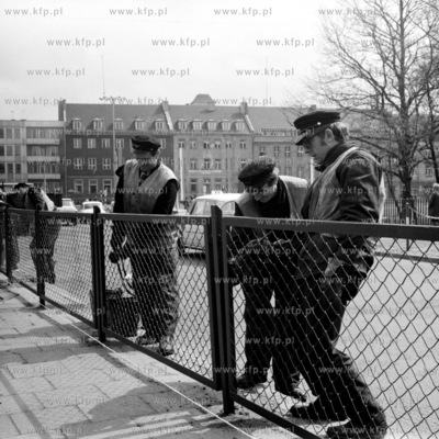 Konserwacja płotu przy przystanku tramwajowym przy...