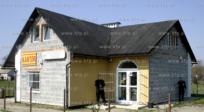 Wczesnym popoludniem trzech uzbrojonych mezczyzn dokonalo...