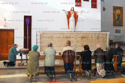 Kopia Calunu Turynskiego wystawiona zostala w Kosciele...