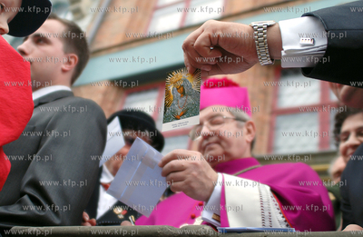 Po uroczystej Mszy sw ulicami Glownego Miasta ruszyl...