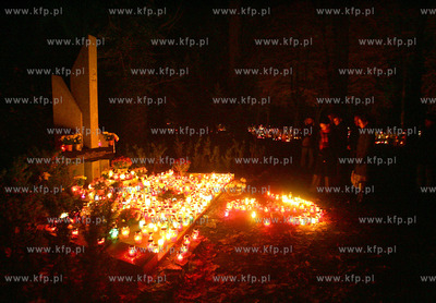 Swieto Zmarlych na szczecinskim cmentarzu centralnym.
Jest...