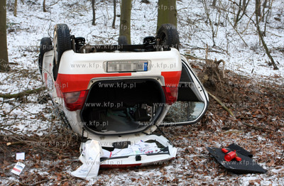 Gdynia, ul. Malokacka. Nz. Samochod marki Toyota wpadl...