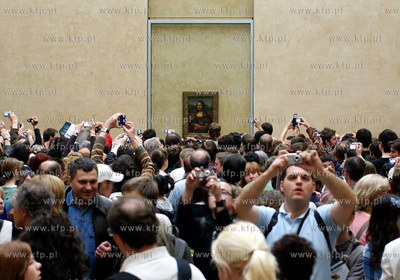 Francja, Paryż. Tlumy zwiedzajacych staraja sie dotrzec...