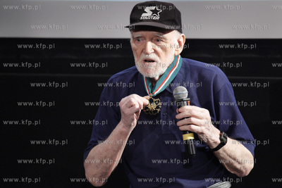 Uroczyste wreczenie Frankowi Walickiemu (nz) Zlotego...