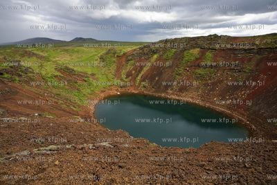 Islandia krajobraz wyspy, krater Kerib wypelniony jeziorem...