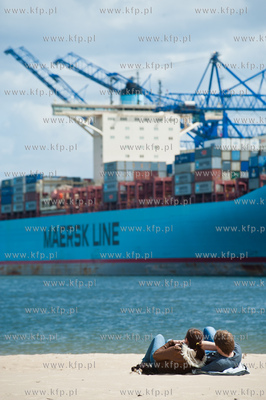 Gdansk. Eleonora Maersk, jeden z najwiekszych kontenerowcow...