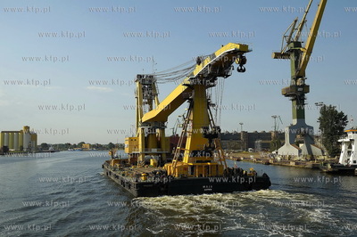 Gdansk, Port Gdanski. Dzwig plywajacy Maja w kanale...