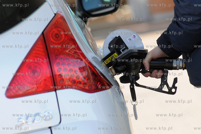 Tankowanie paliwa na jednej ze stacji benzynowych w...