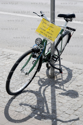 Rowerzysci z Gdyni zachecaja mieszkancow miasta i odwiedzajacych...