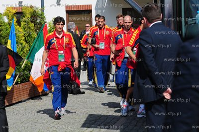 Hiszpanscy pilkarze wyjezdzaja z Hotelu Gdansk na mecz...