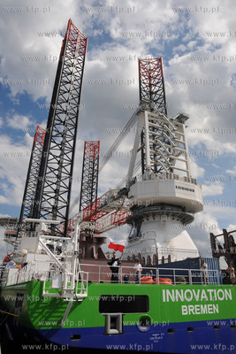 Gdansk. Nabrzeze Obroncow Westerplatte. Podniesienie...