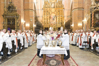 Msza Krzyzma w katedrze pelplinskiej sprawowana przez...