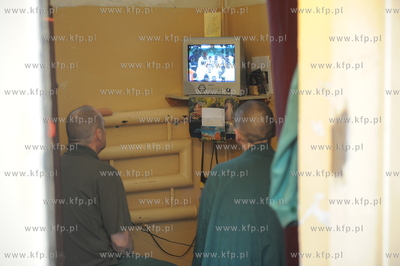 Wiezniowie osadzeni w Zakladzie Karnym w Sztumie ogladaja...