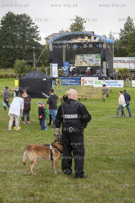 Swieto Miodu Pszczolkowskiego w Parku Lipowym w Pszczolkach...