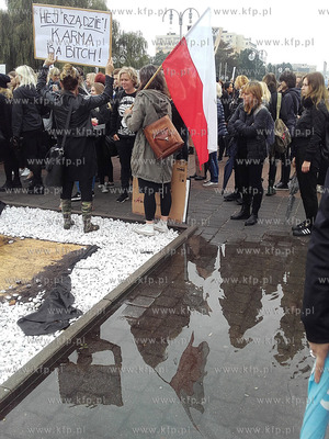 Ogólnopolski strajk kobiet w Gdyni na Skwerze Kościuszki....