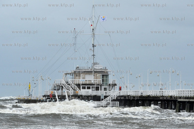 Sopot. Zatoka Gdanska. Sztorm. Na zdjeciu Molo zamkniete...