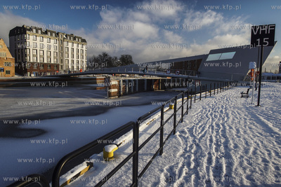 Gdańsk. Zwodzona kładka na Ołowiankę nad Motławą....