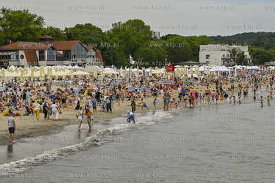 Sopot. Plaza w sezonie pelna plazowiczow i parawanow....