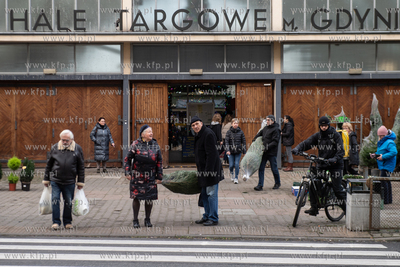 Przedświąteczne przygotowania przed halą targową...