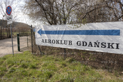 Baner Areoklubu Gdańskiego wiszący na płocie wzdłuż...