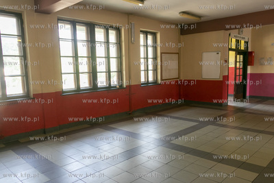 Kasy biletowe i poczekalnia na dworcu PKP w Pruszczu...