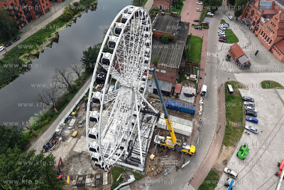Demontaż koła widokowego Amber Sky na wyspie Ołowianka...