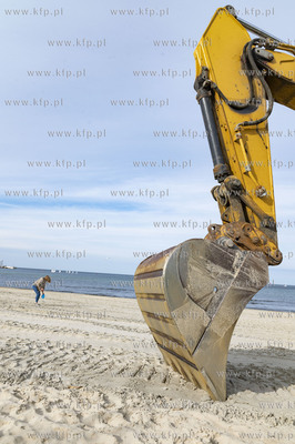 Sopot. Piasek z dna morza wydobyty podczas prac pogłębienia...