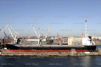 Stocznia Gdynia, statek w suchym doku.
13.10.2004
fot....