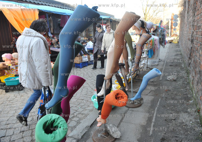 Stosiko z ponczochami i rajstopami obok starego muru...