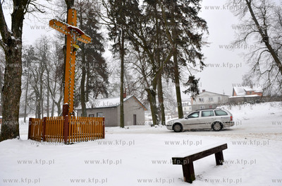 Zima w Sulminie na Kaszubach. Krzyz na skrzyzowaniu...