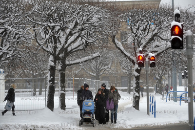 Obfite opady sniegu w Gdansku. Nz. Przejscie dla pieszyna...