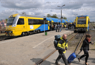 Szynobusy  Newag ( z lewej) i Pesa ( z prtawej)  nalezace...