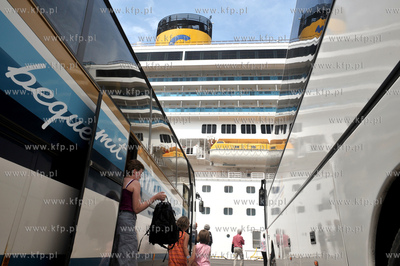 Statek wycieczkowy Costa Pacifica plywajacy pod wloska...