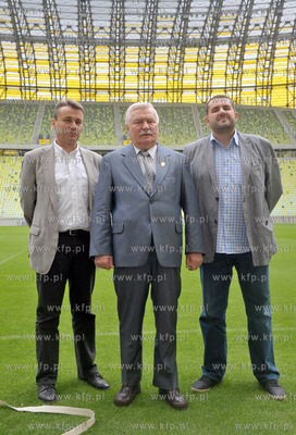 Prezydent Lech Walesa zwiedza stadion PGE Arena w Gdansku....