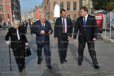 Gdansk. Prof. Joanna Penson, Lech Walesa i Piotr Gulczynski...