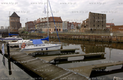 Gdansk. Marina na Motlawie na ul. Szafarnia, w glebi...