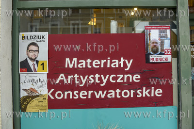 Kampania wyborcza do rad dzielnic w Gdańsku. Plakaty...