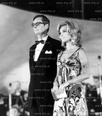 Bogumila Wander i Waclaw Przybylski prowadzacy Festiwal...