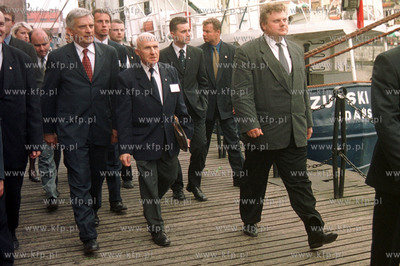 prof. Andrzej Zbierski i premier Jerzy Buzek, wojewoda...