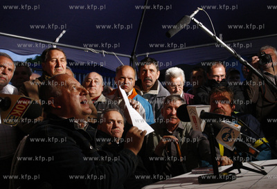 Gdansk. Stocznia Gdanska. Zwiazkowcy z OPZZ i Solidarnosci...