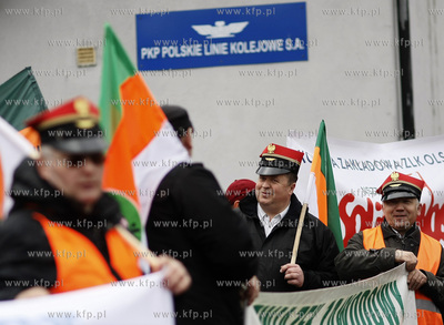 Gdansk. Dworzec Glowny. Protest kolejarzy, ktorzy domagaja...