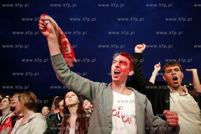 Gdansk. Mistrzostwa europy w pilce noznej. Kibice ogladaja...