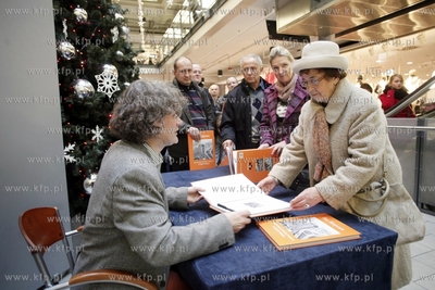 Gdansk. Centrum Handlowe Manhattan. Promocja albumu...