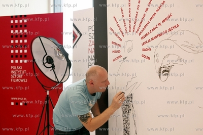 38 Gdynia Festiwal Filmowy. Stoisko PISF. Nz. portretowanie...