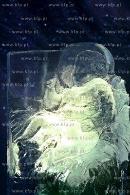 Przed Galeria Sztuki Warzywniak w Gdansku Oliwie, stanela...