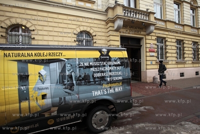 Listonosz firmy In Post odbiera przesylki z Sadu Apelacyjnego...