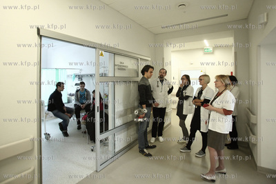 Aktor Mateusz Damięcki odwiedził dzieci w Klinice...