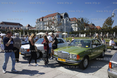 Sopot. Plac Zdrojowy. Wystawa samochodów marki Mercedes-Benz.
08.05.2016
fot....
